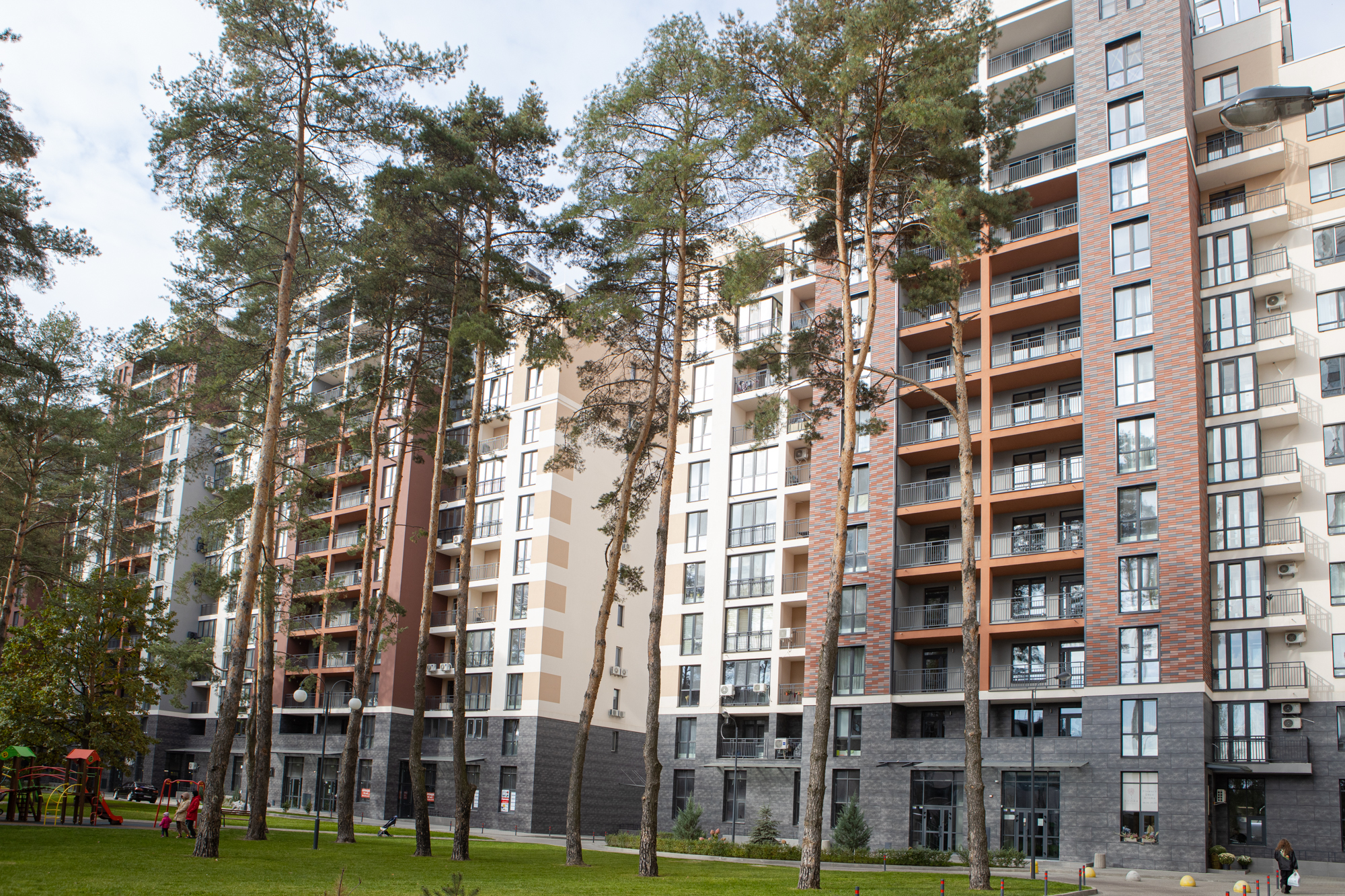 Строить, несмотря ни на что. Кому и как это удается